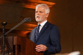 Pavel tlačí na summit NATO. Mašek mluví o frašce a cirkusu