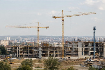 Stavební zákon sliboval revoluci. Stát dál neumí povolit stavbu