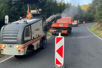 Silničáři opravují část poškozené krajské silnice u Lestkova