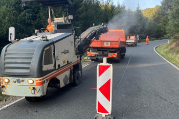 Silničáři opravují část poškozené krajské silnice u Lestkova