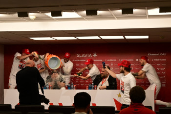 Jindřich Trpišovský byl polit šumivým vínem z vědra jako při Super Bowl