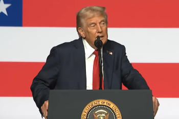 Trumpův podivný stav mezi válkou a nervózním příměřím