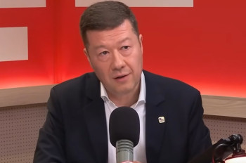 Trump ruší klimatické regulace. Okamura chce totéž v EU