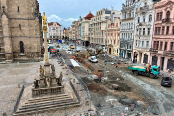 Kameníci pracují na úpravě historické plzeňské dlažby