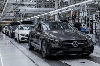Mercedes přiznal problém. Čína dál stahuje automobilku dolů