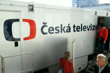 Kdo má platit Českou televizi, miliardář nebo důchodce?