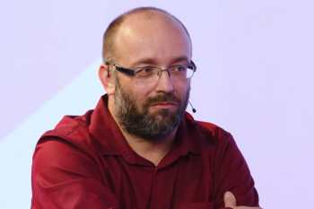 Dvě procenta HDP na provoz armádních sex shopů a seznamek