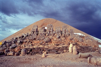 Kamenní bohové na hoře Nemrut čekají na hrobku svého krále