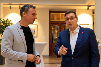 Lipavský po boku Portlíka. V diskusi převládá odmítnutí