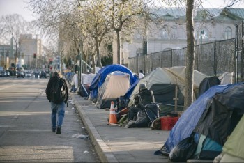 Bydlení v USA selhává, politici reagují represemi