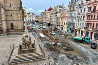 Kameníci pracují na úpravě historické plzeňské dlažby