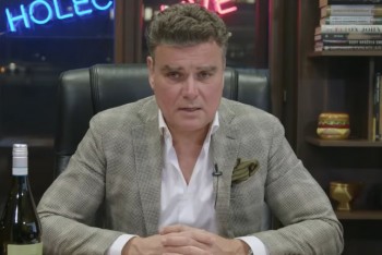 Minář s kasičkou je zpět! Holec o Vystrčilovi i stádu v ulicích