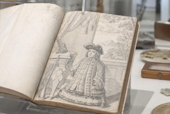 Muž bez rukou, který psal modlitby do vlasů